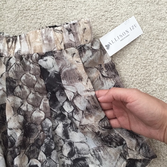 NWT elastic shorts with pockets - Picture 3 of 3